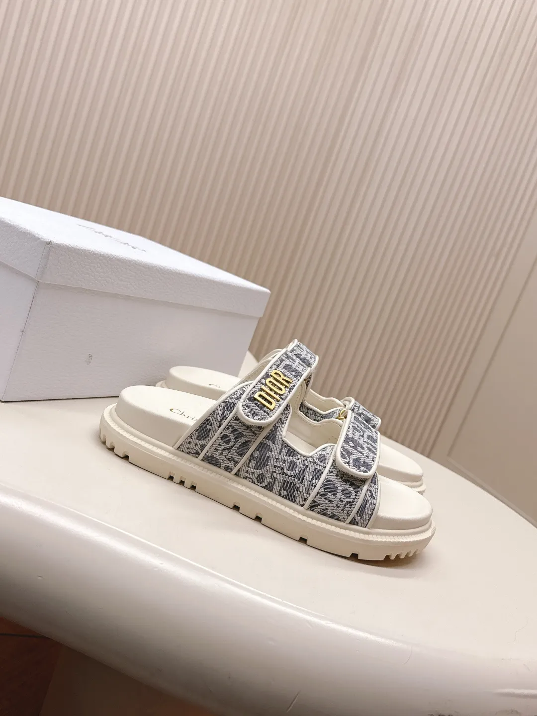 💕💕Factory direct selling price p480💕💕 Latest spring and summer new colors Classic upgrade plus 2025 new color series Dior Dior Classic Velcro Sandals and Slippers Series Original replica high version Super durable and versatile style Very comfortable on the foot, slim and white Original customized upper, original D hardware buckle, original TPU outsole Size: 35-41 yards 42 order